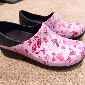 Crocs Clog Womens US Size 7 Pink Floral Professional Comfort Light